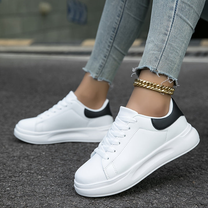 Saubere weiße Ledersneaker für Damen