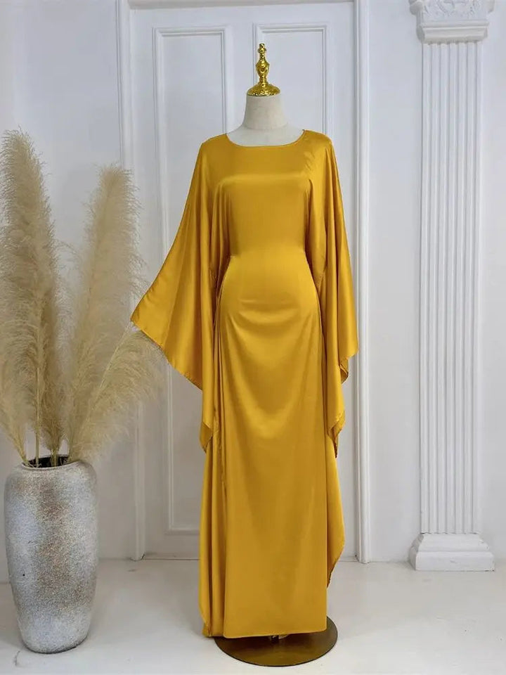 Elegantes Maxikleid mit Spaghettiträgern und hohem Schlitz
