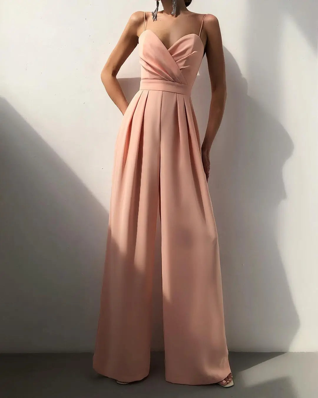 Ärmelloser Jumpsuit mit hohem Bund und weitem Bein