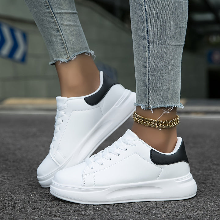 Saubere weiße Ledersneaker für Damen