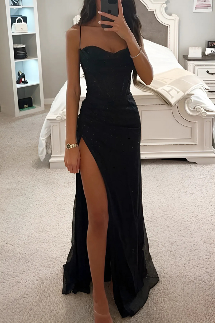 Abendkleid mit Spaghettiträgern und hohem Schlitz