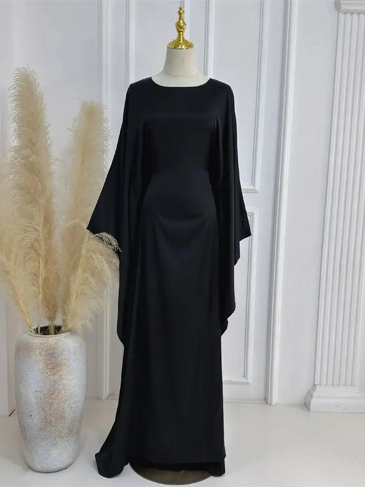 Elegantes Maxikleid mit Spaghettiträgern und hohem Schlitz