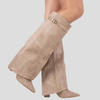 Hohe Stiefel mit Lasche und Blockabsatz