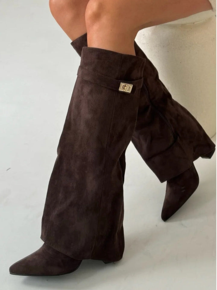 Kniehohe Wildlederstiefel mit Absatz