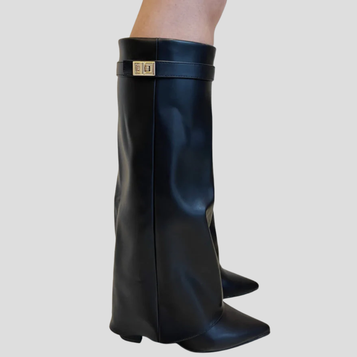Hohe Stiefel mit Lasche und Blockabsatz