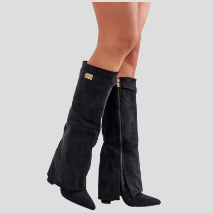 Hohe Stiefel mit Lasche und Blockabsatz