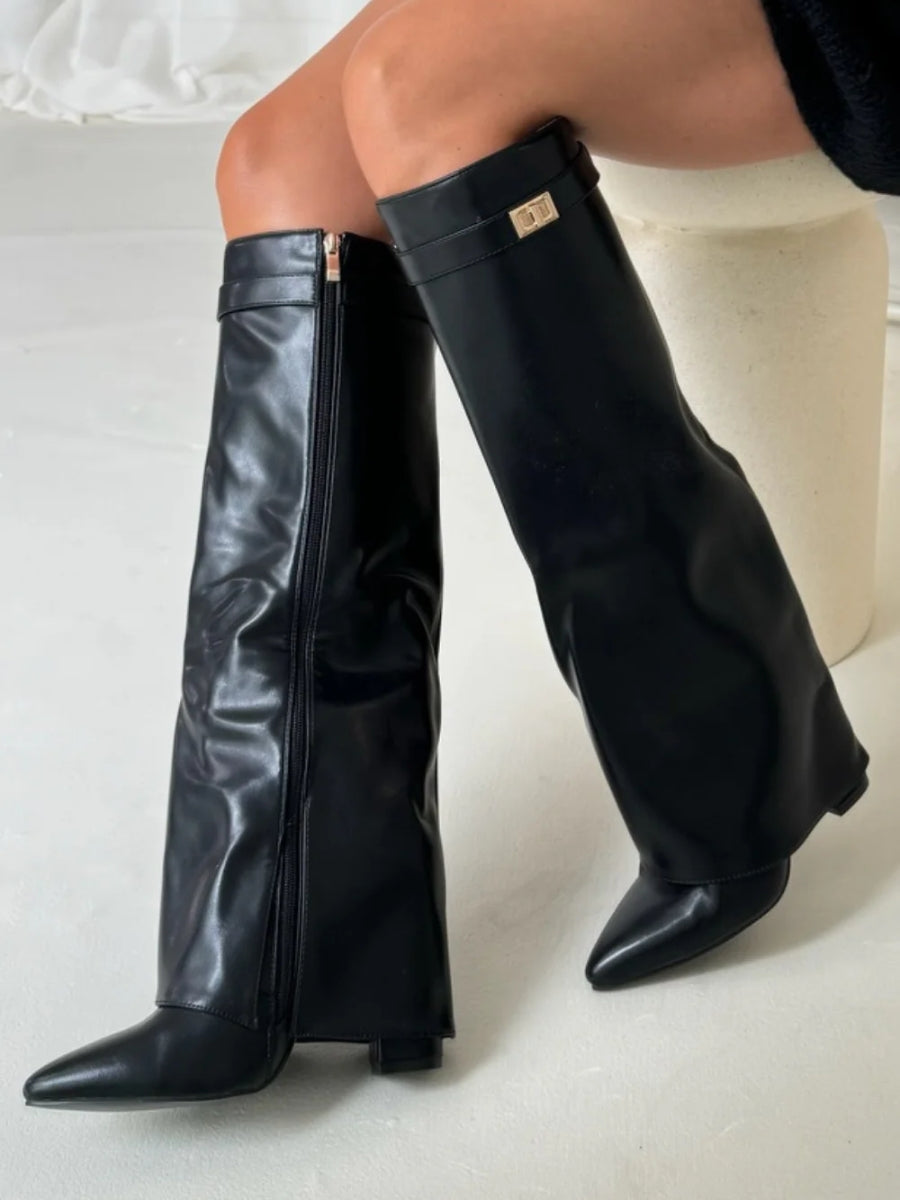 Kniehohe Wildlederstiefel mit Absatz