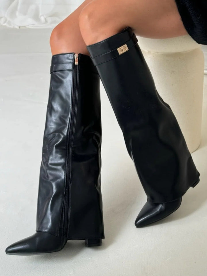 Kniehohe Wildlederstiefel mit Absatz