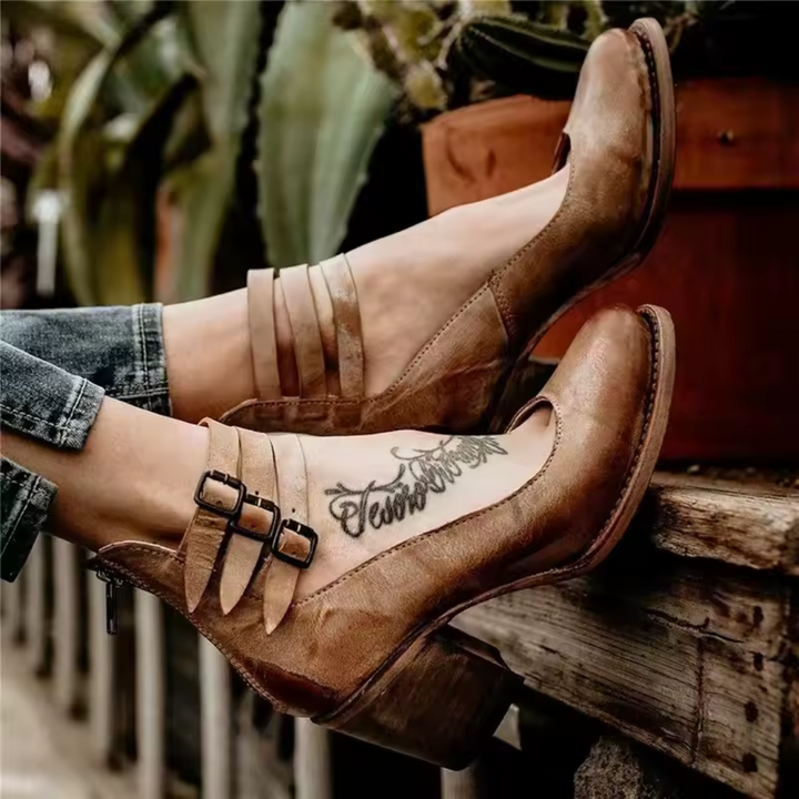 Vintage-inspirierte Pumps mit Fesselriemchen und klobigem Absatz