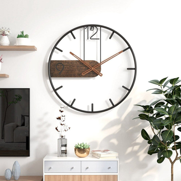 Moderne Wanduhr aus Stahl und Walnussholz