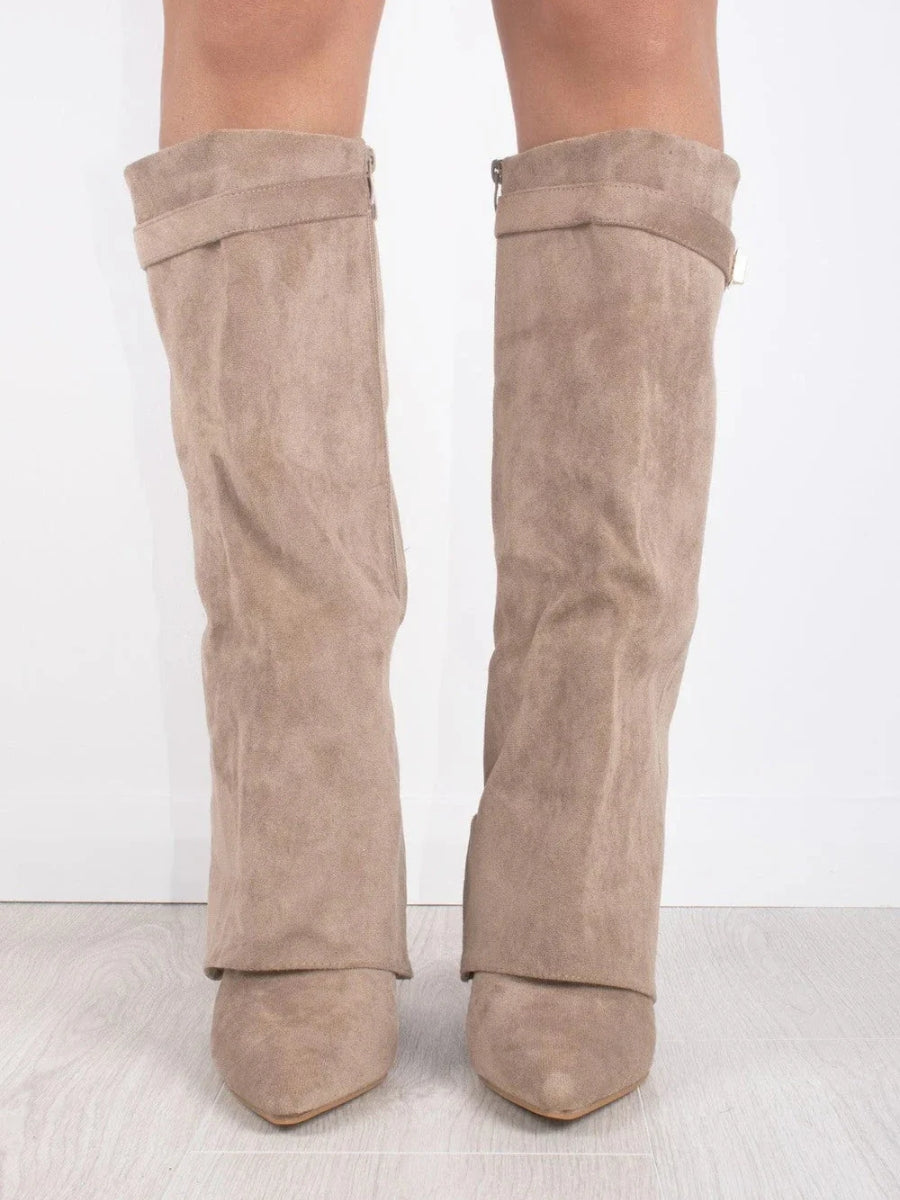 Kniehohe Wildlederstiefel mit Absatz