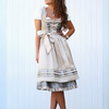 Traditionelles Kostüm-Set mit Schürze und Bluse
