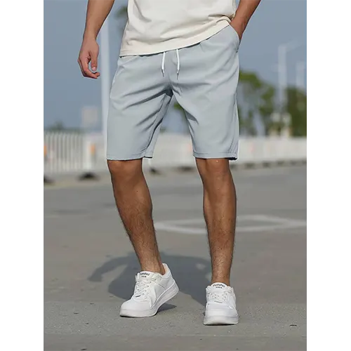 Hoch geschnittene Sommershorts für Männer