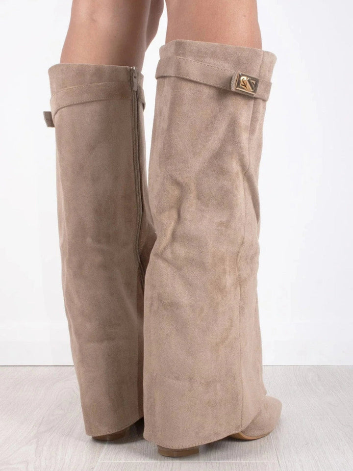 Kniehohe Wildlederstiefel mit Absatz