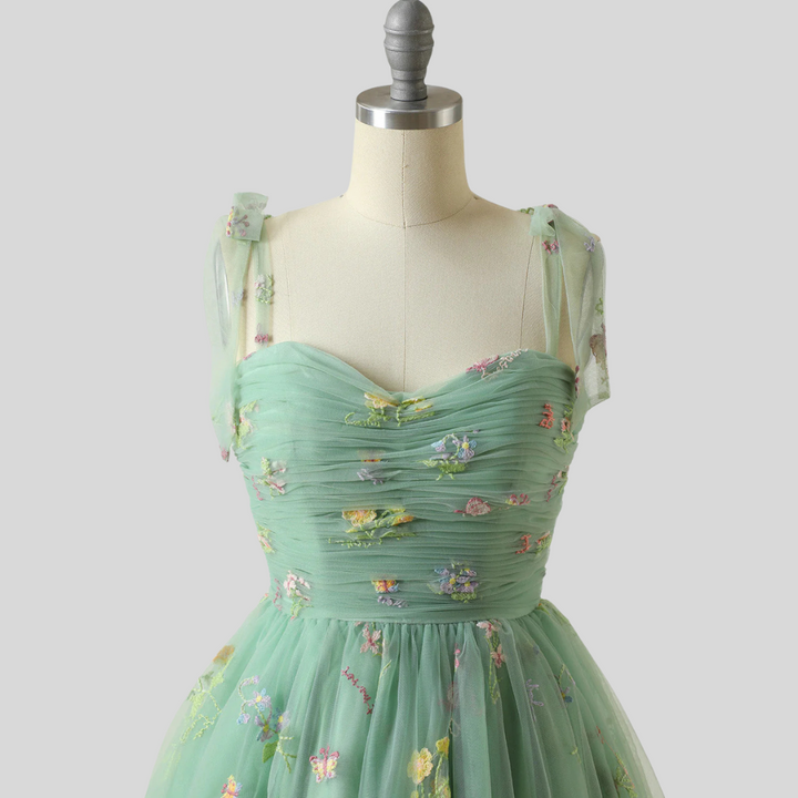 Elegantes schulterfreies Paillettenkleid