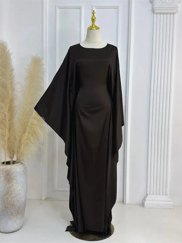 Elegantes Maxikleid mit Spaghettiträgern und hohem Schlitz