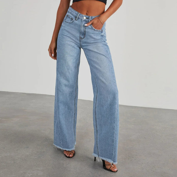 Weite Damenjeans mit auffälligem ausgefranstem Saum