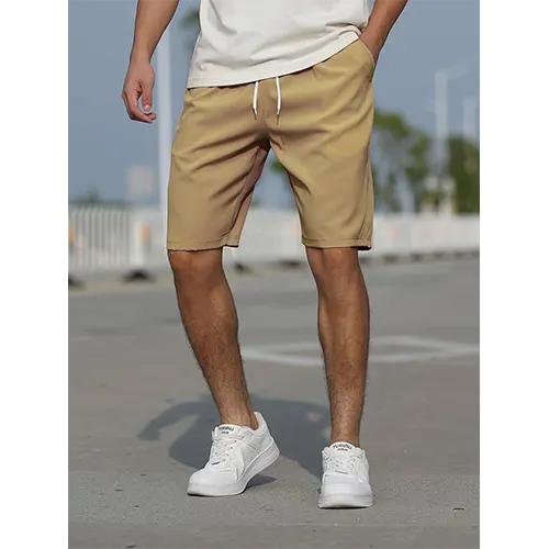 Hoch geschnittene Sommershorts für Männer
