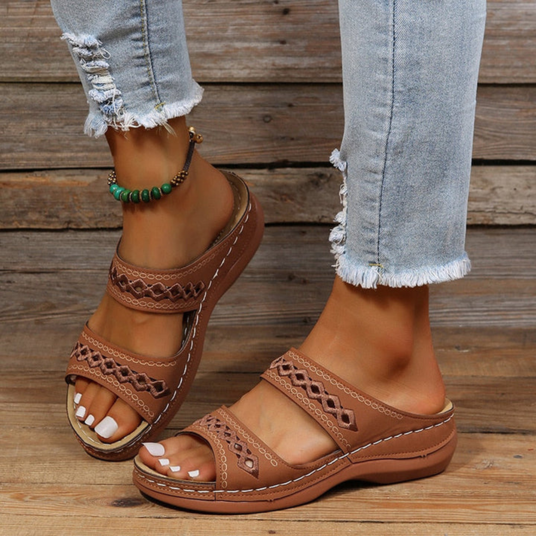 Damen-Sommersandalen mit doppeltem Riemen und Keilabsatz