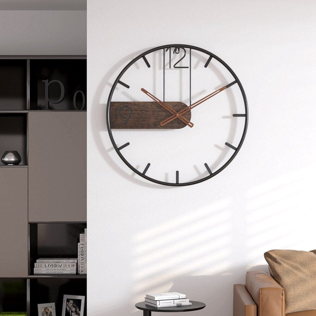 Moderne Wanduhr aus Stahl und Walnussholz