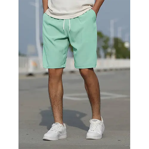 Hoch geschnittene Sommershorts für Männer