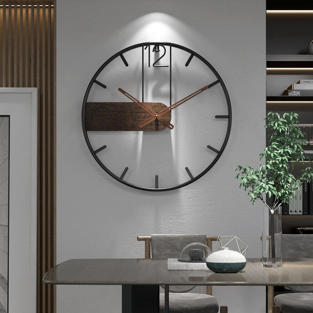 Moderne Wanduhr aus Stahl und Walnussholz