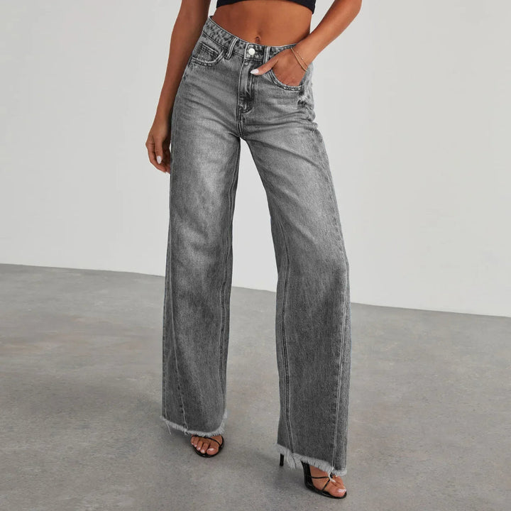 Weite Damenjeans mit auffälligem ausgefranstem Saum
