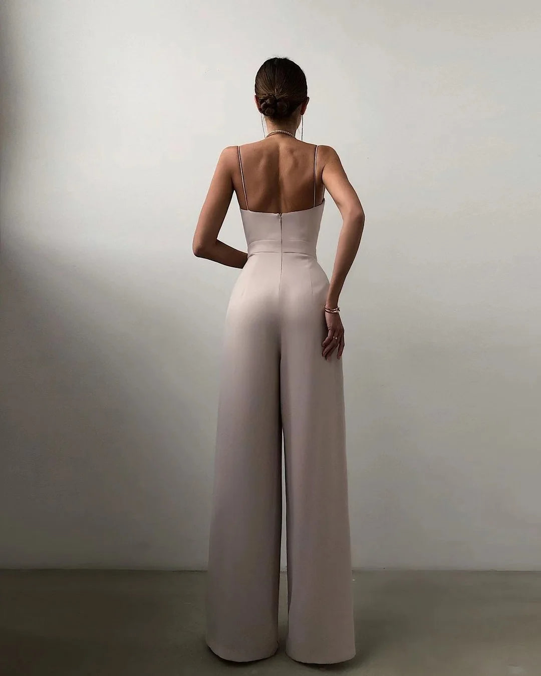 Ärmelloser Jumpsuit mit hohem Bund und weitem Bein