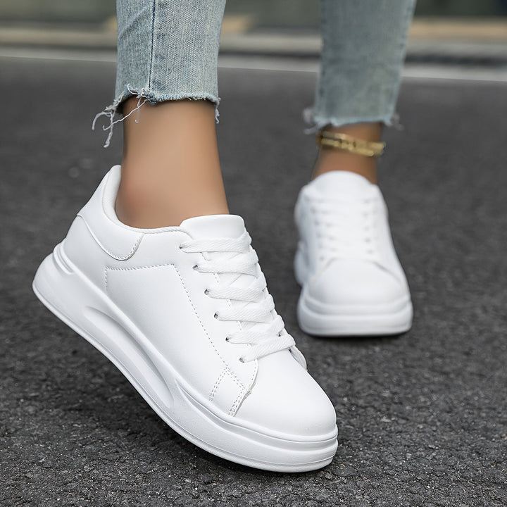 Saubere weiße Ledersneaker für Damen