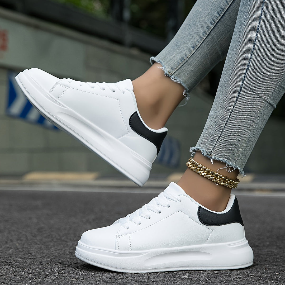 Saubere weiße Ledersneaker für Damen