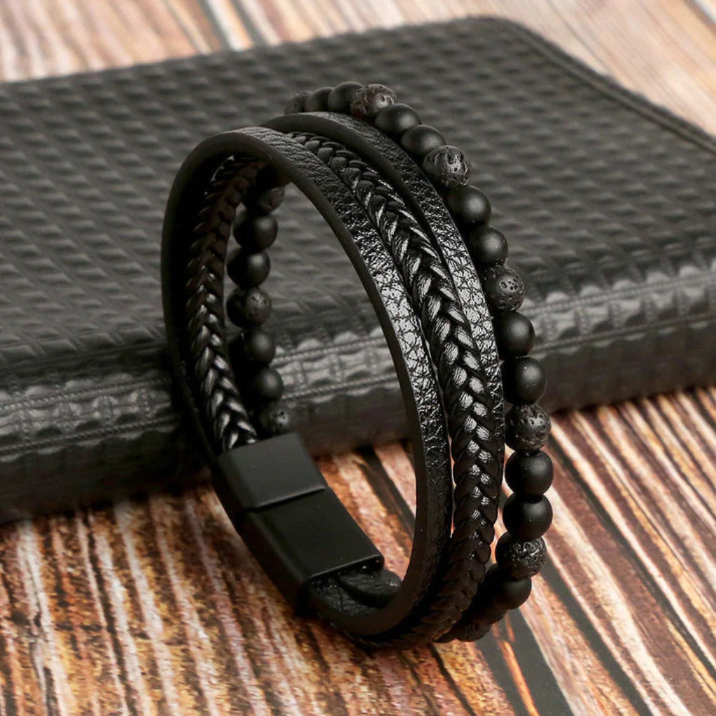 Herrenarmband aus Leder und Steinperlen in Lagenoptik