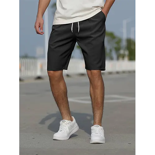 Hoch geschnittene Sommershorts für Männer