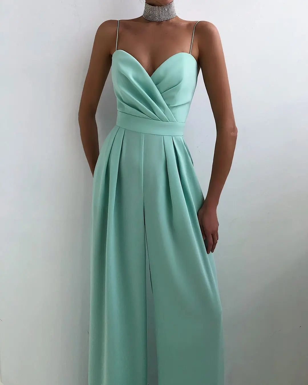 Ärmelloser Jumpsuit mit hohem Bund und weitem Bein