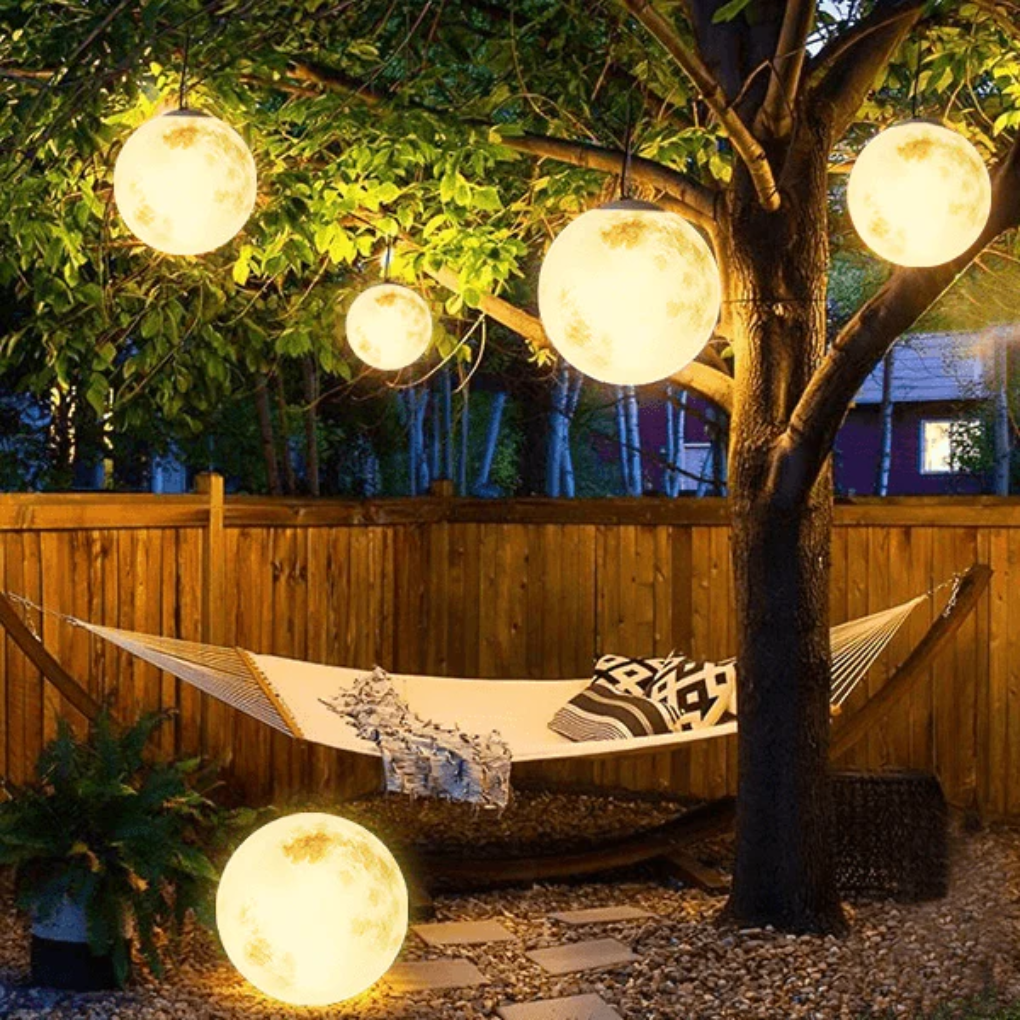 Mondförmige Gartenlampe