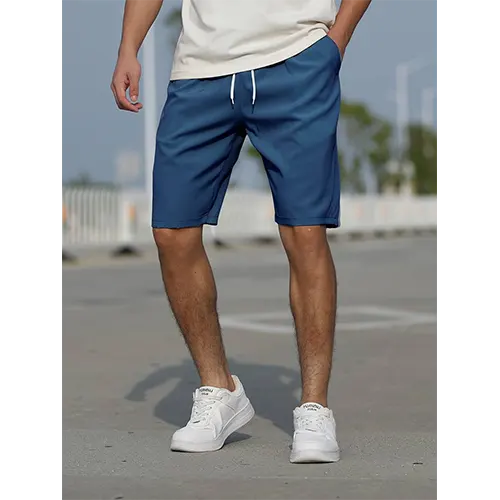 Hoch geschnittene Sommershorts für Männer