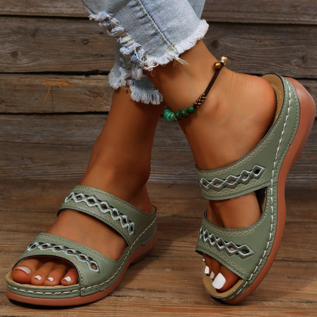 Damen-Sommersandalen mit doppeltem Riemen und Keilabsatz