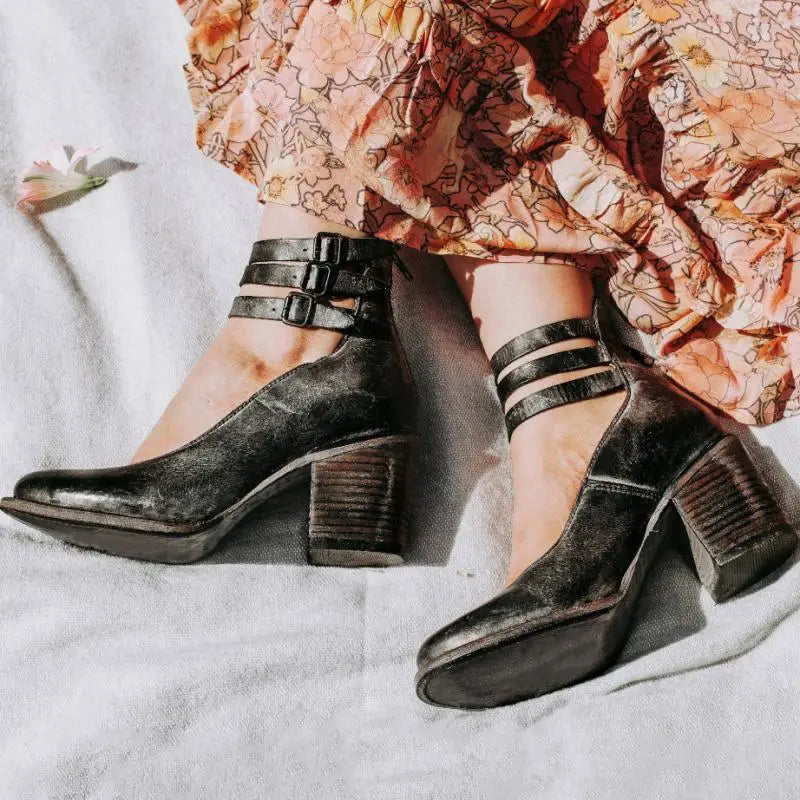 Vintage-inspirierte Pumps mit Fesselriemchen und klobigem Absatz