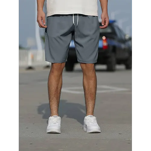 Hoch geschnittene Sommershorts für Männer