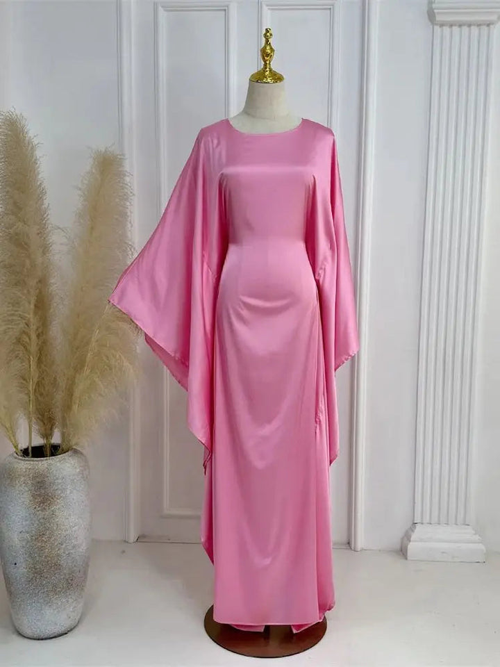 Elegantes Maxikleid mit Spaghettiträgern und hohem Schlitz