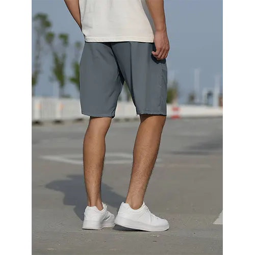 Hoch geschnittene Sommershorts für Männer