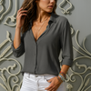 Damenbluse mit Knopfleiste und Kragenausschnitt