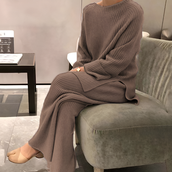 Set aus Strickpullover und Strickhose
