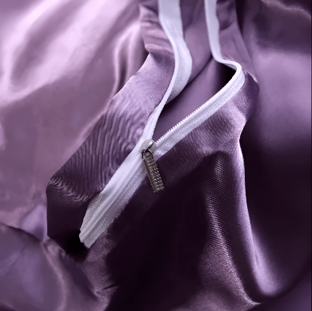 https://www.sarando-shop.com/cdn/shop/files/HomoraPurpleSilkBettdecke1_0f902605-0b9b-412f-a208-df3559c8375a.png?v=1775741244