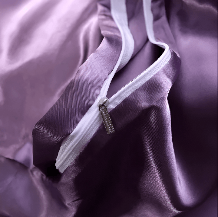 https://www.sarando-shop.com/cdn/shop/files/HomoraPurpleSilkBettdecke1_0f902605-0b9b-412f-a208-df3559c8375a.png?v=1775741244