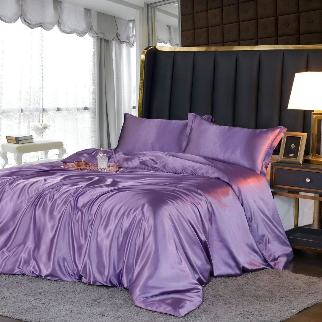 https://www.sarando-shop.com/cdn/shop/files/HomoraPurpleSilkBettdecke7_67a8d0c7-9714-49cc-9f9b-2e94393fb5e7.jpg?v=1775741244