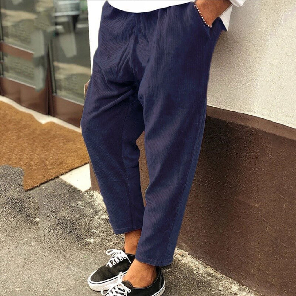 Herrenhose aus Cord mit lockerer Passform