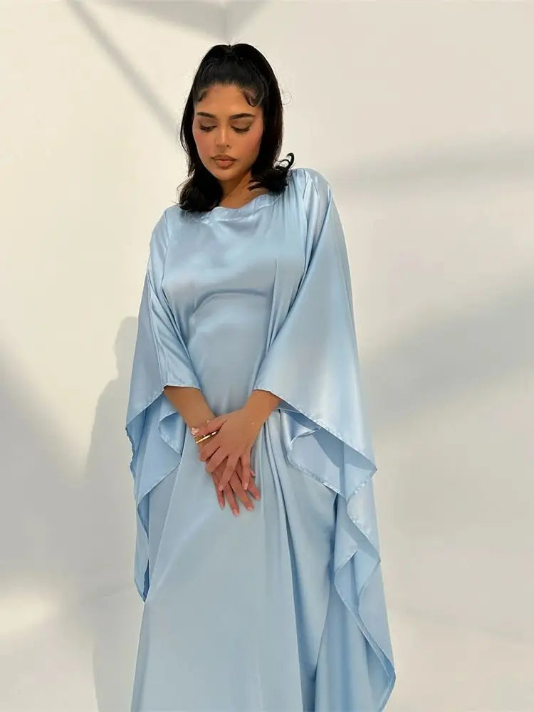 Elegantes Maxikleid mit Spaghettiträgern und hohem Schlitz