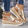 Bequeme und auffällige Sommermode-Sandalen mit Keilabsatz