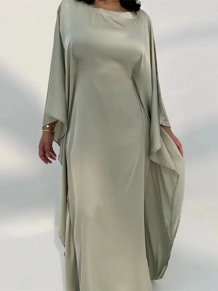Elegantes Maxikleid mit Spaghettiträgern und hohem Schlitz