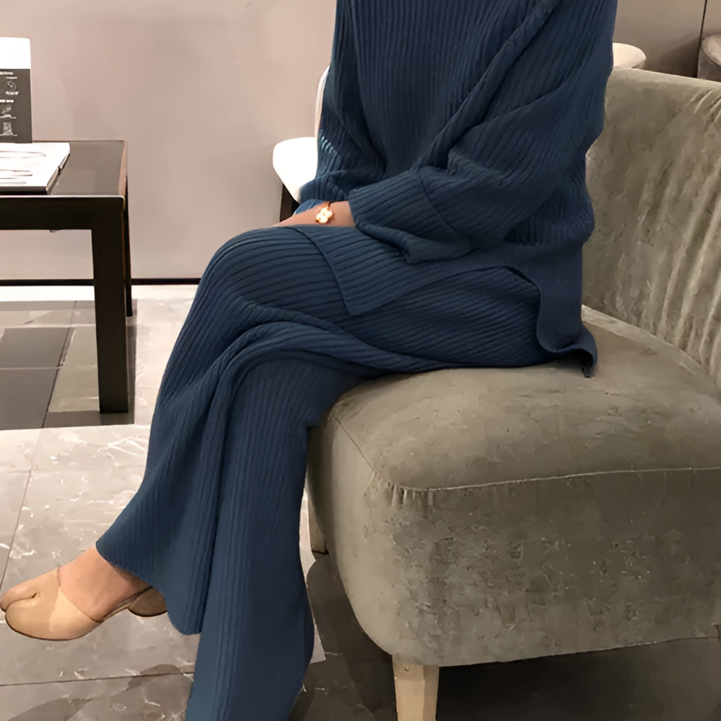 Set aus Strickpullover und Strickhose